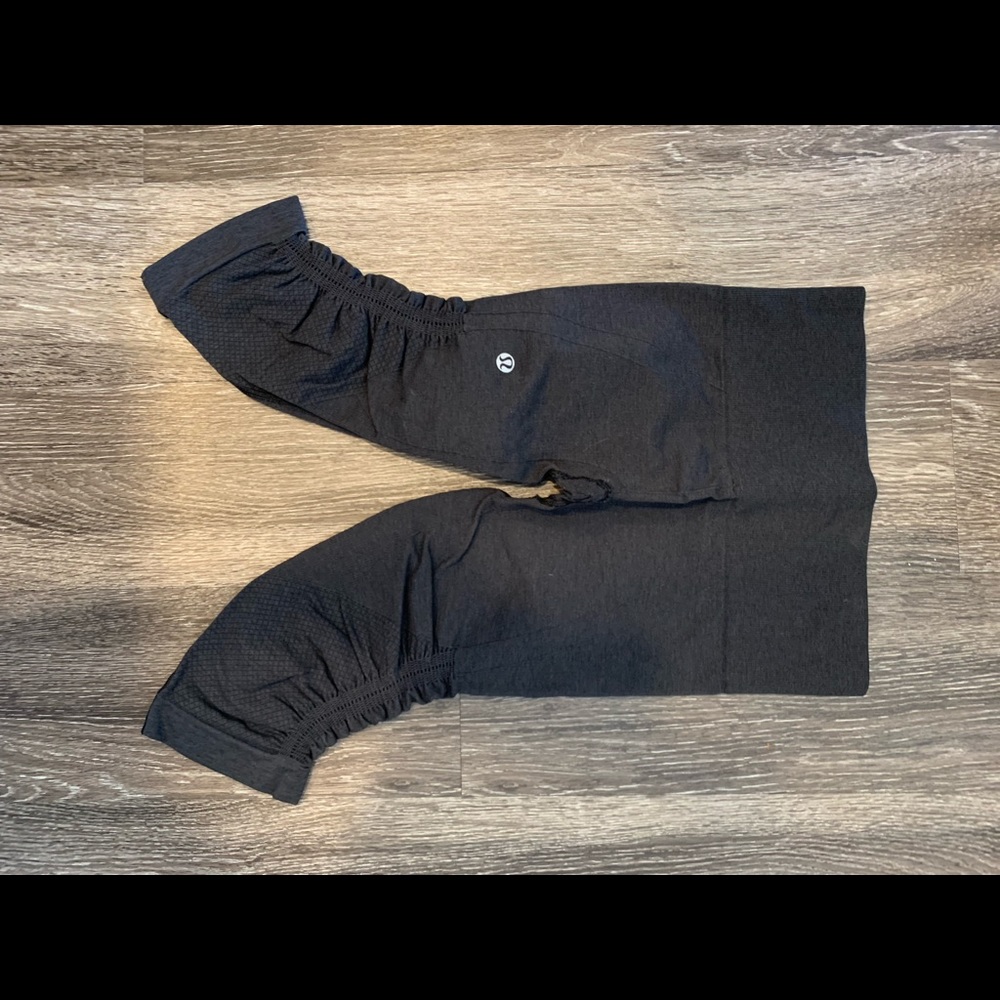 Lululemon size 2 grey crops!